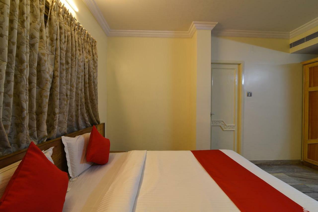 Oyo 29799 Hotel Abhiram Nellore Exterior photo
