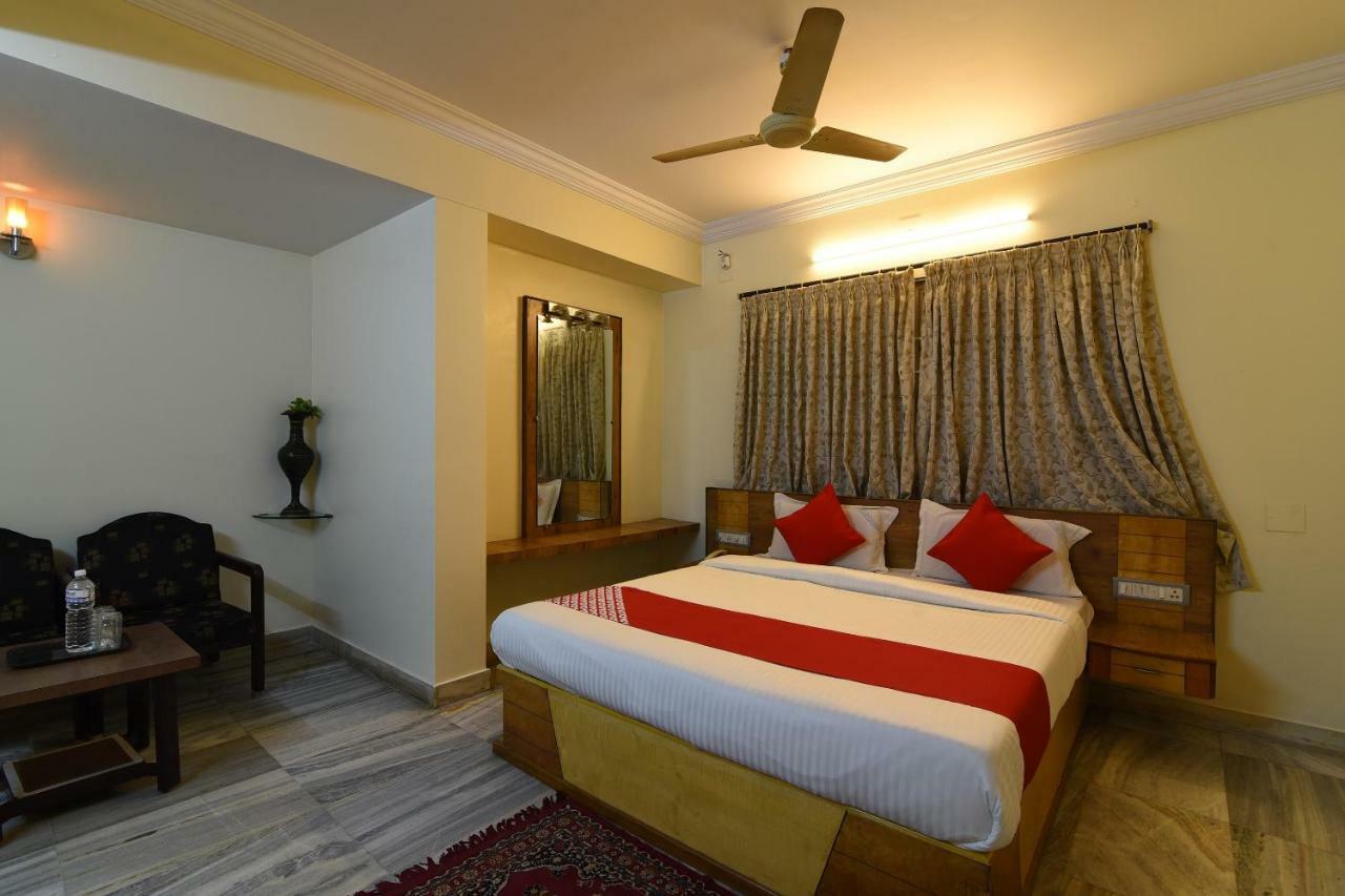 Oyo 29799 Hotel Abhiram Nellore Exterior photo