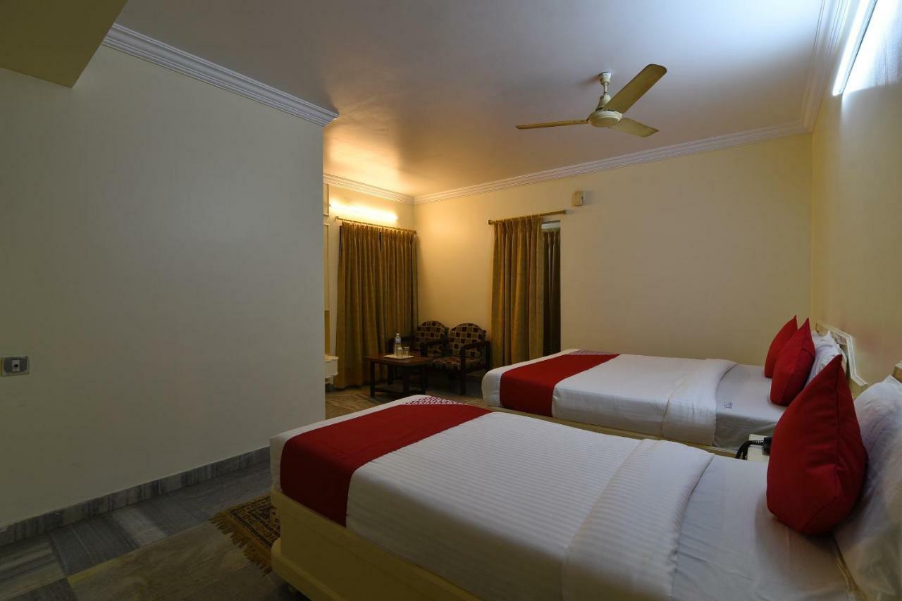 Oyo 29799 Hotel Abhiram Nellore Exterior photo