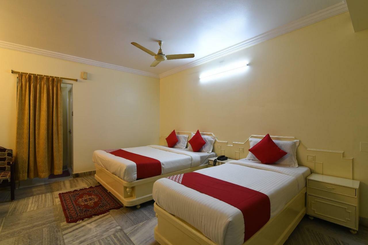 Oyo 29799 Hotel Abhiram Nellore Exterior photo